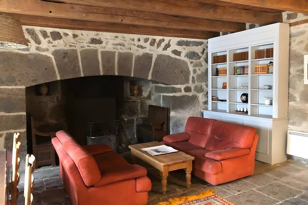 Gîte de charme face à la montagne avec terrasse privée, vue panoramique et Wi-Fi in Saint-Vincent-de-Salers, Parc naturel régional des Volcans d'Auvergne