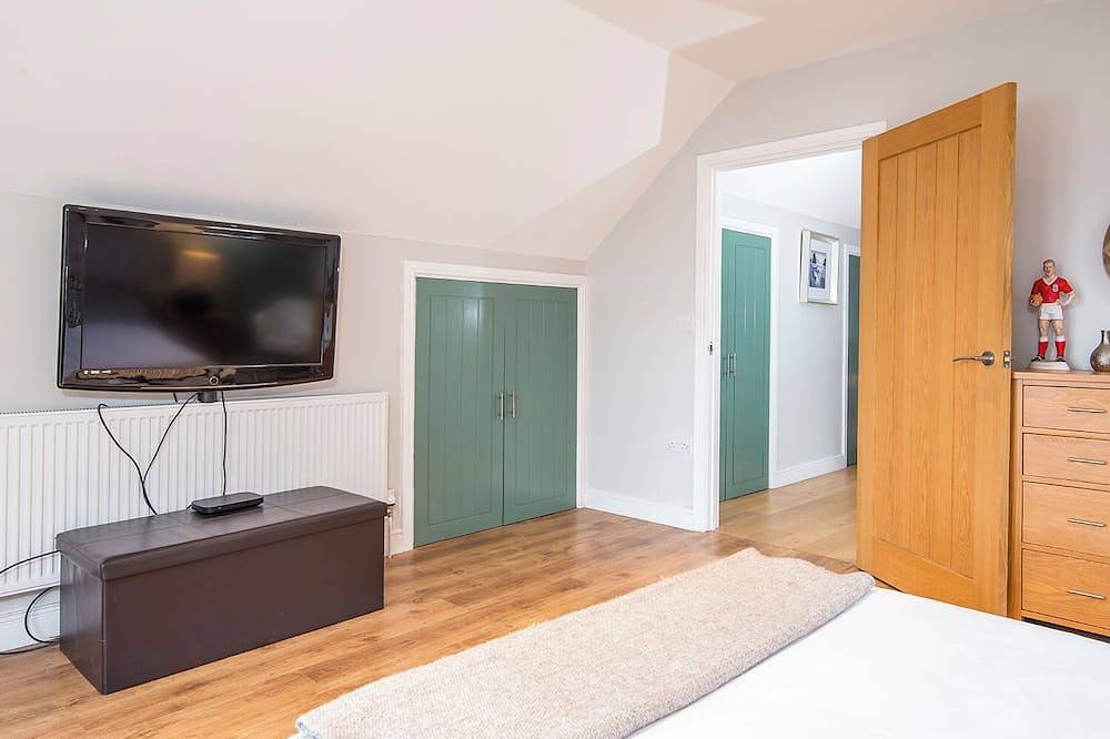 Silver Stream, Holiday Property Goodwick, nr. Fishguard, Sleeps 8, 4 bedrooms,  bathrooms in Goodwick, Pembrokeshire