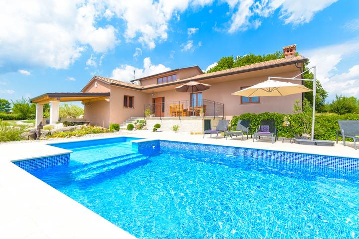 Ferienhaus für 6 Personen, mit Pool und Balkon/Terrasse sowie Terrasse