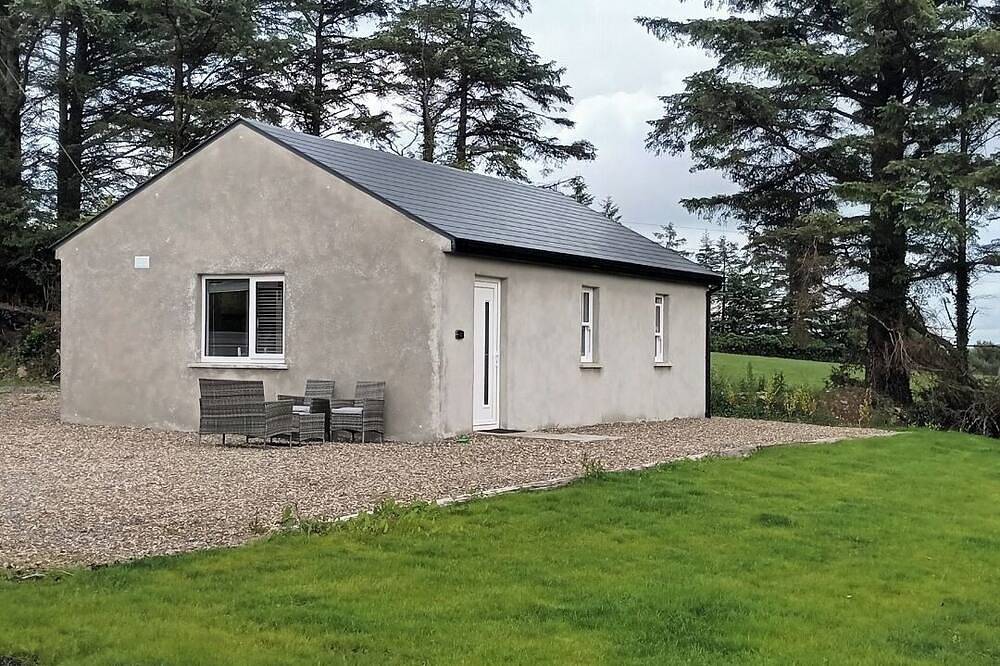 Tadgh's Cottage \nnear the Cliffs and Beaches in County Clare
