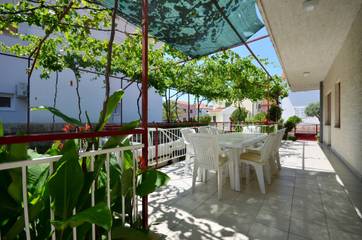 Ferienwohnung für 9 Personen in Vodice, Šibenik-Knin, Bild 1