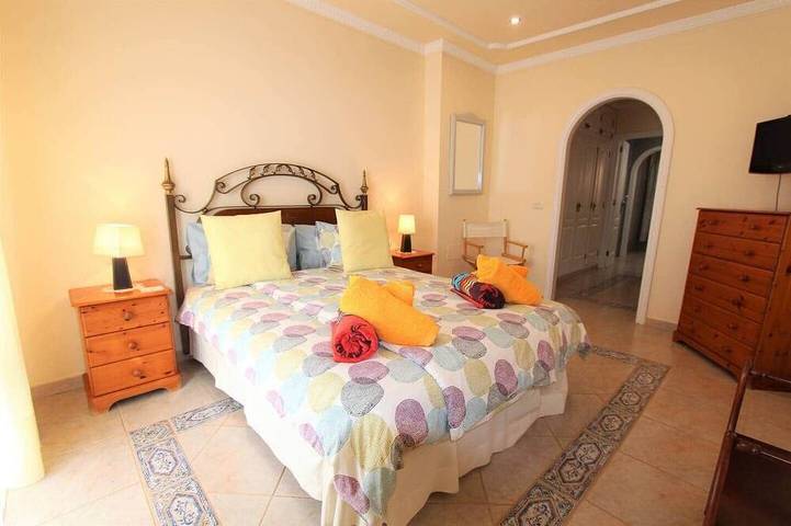 Villa élégante avec piscine chauffée, jacuzzi et vue magnifique sur la mer. in Chayofa, Arona