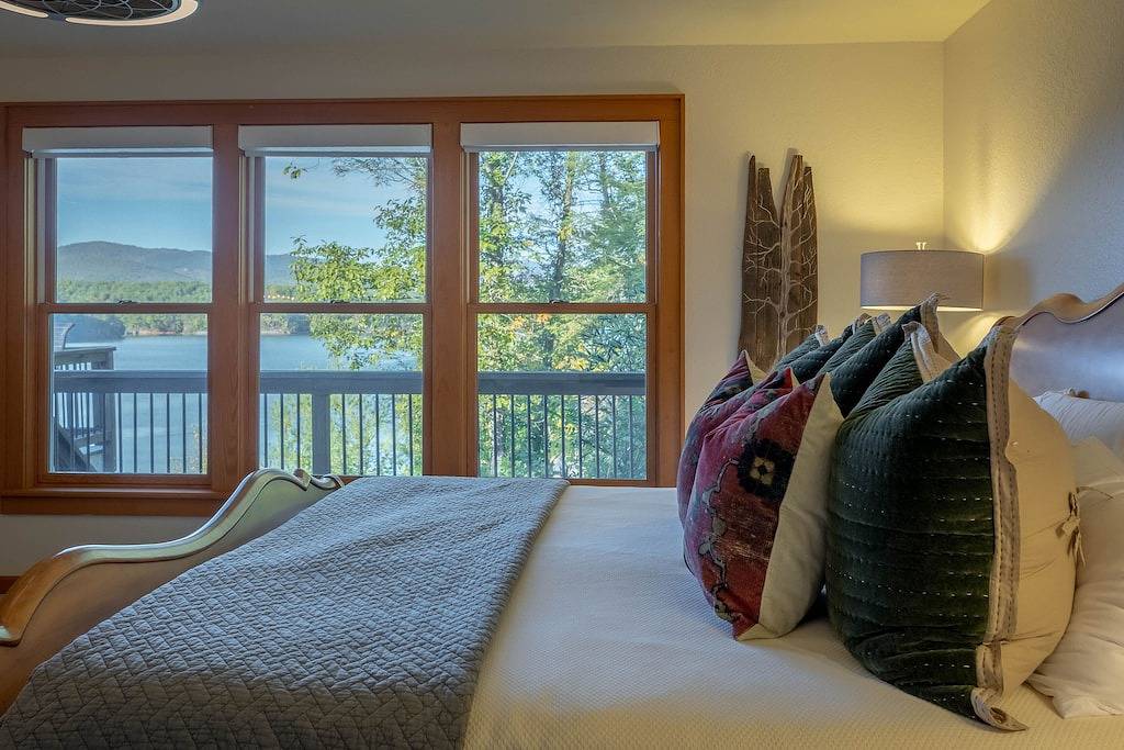 Breathtaking Lake & Mountain Views & Private Dock. Enjoyable Year Round! in Nebo, McDowell County