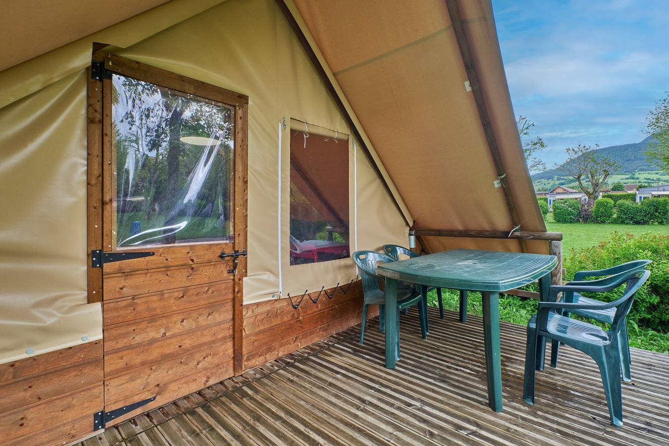 Caravane "Tente 4 Personnes" avec piscine partagée et terrasse partagée in Mens, Isère