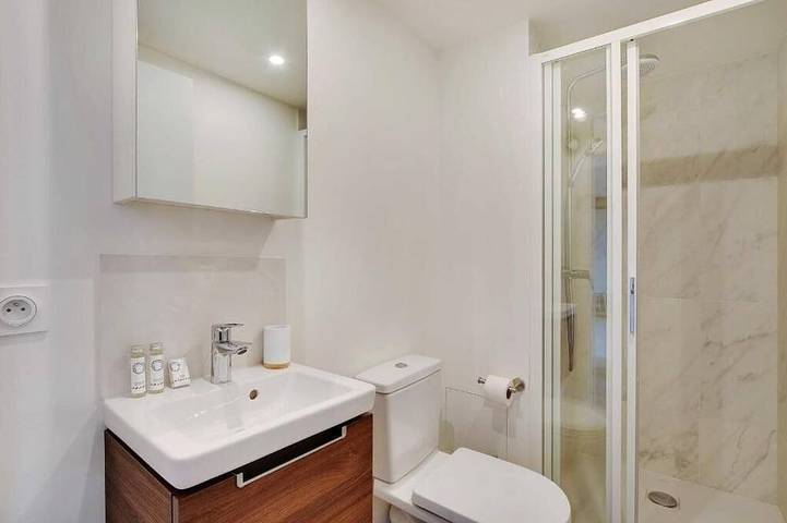 Entire apartment, Appartement Supérieur: two-Bedroom with WiFi & AC Near Paris in Levallois-Perret, Hauts-de-Seine