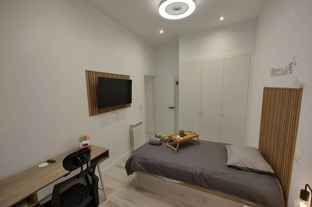 Barcelona: room with comfort and shared areas Gran Vía-Madrid in Centro (Madrid), Madrid