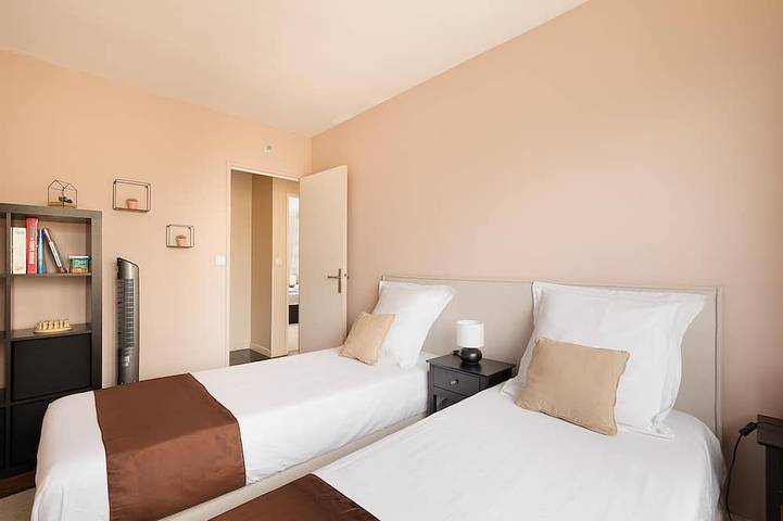 Entire apartment, Magnificent apartment between Paris and Disneyland. Rer A 10 min by bus -Parking in Neuilly-sur-Marne, Seine-Saint-Denis