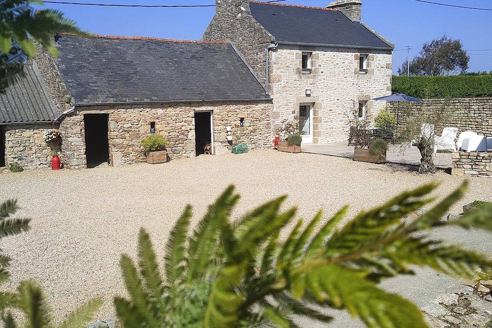 Gîte 800 m. seaside, Gr34, Spa, enclosed garden, dogs welcome. in Ploudalmézeau, Brest region