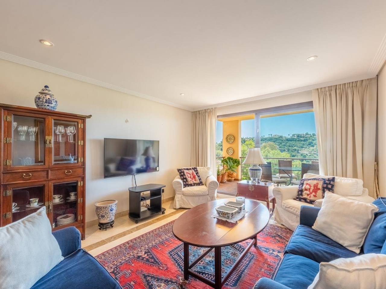 Entire apartment, Bright 3-bedroom apartment with terraces and pools in Benahavís in Los Arqueros, Benahavís