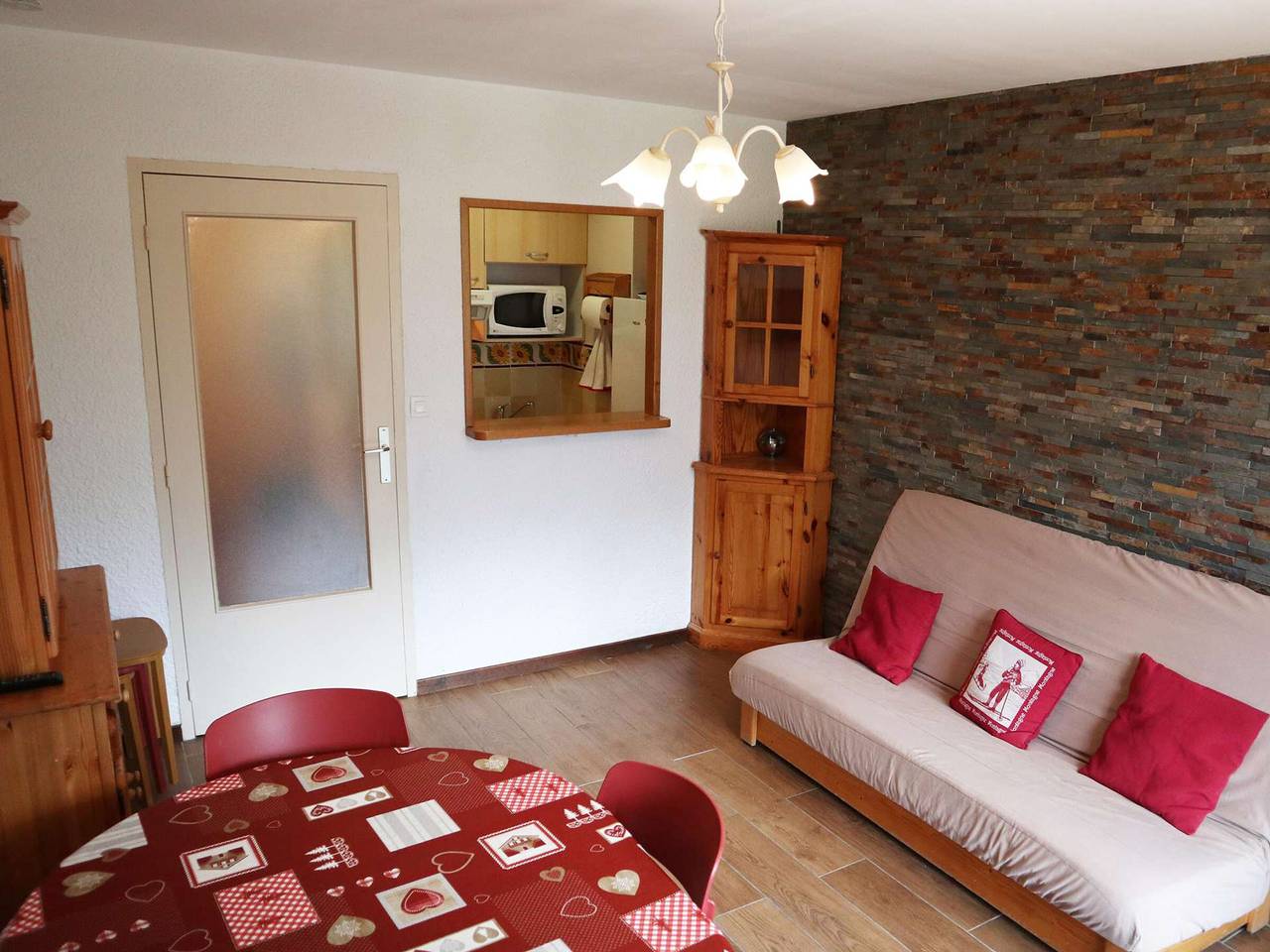 Entire apartment, Renovated apartment for 6, ski-in/ski-out in Les Orres, Écrins National Park
