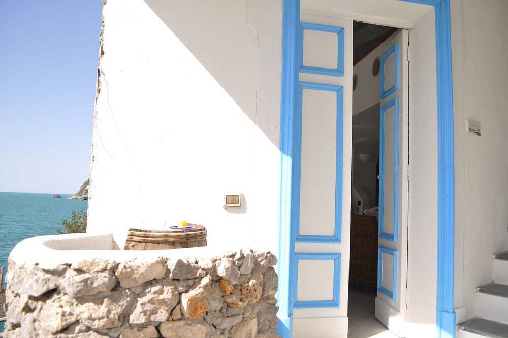 Romantische Villa für 2 Personen, mit Blick auf das Meer, in einer natürlichen Klippe. in Furore, Amalfiküste