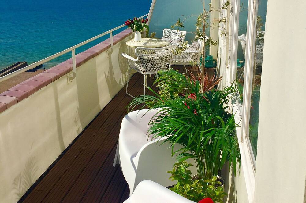 Entire apartment, Central Beachfront Penthouse with private sun / roof terrace in Hove, Brighton