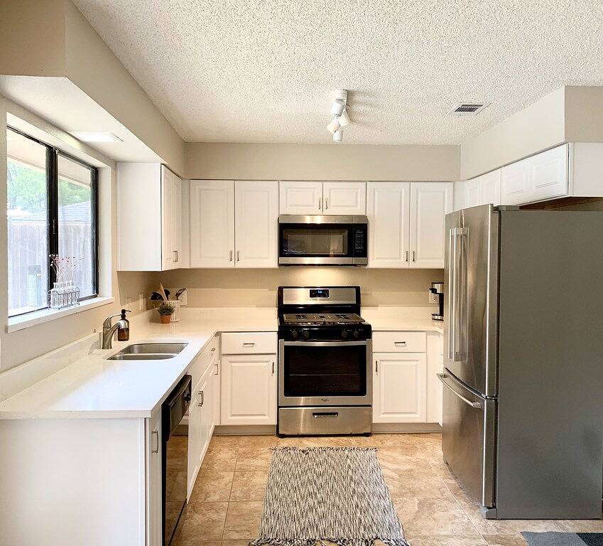 Relaxing Creekside Luxury Retreat w/ Private Pool + Hot Tub in Dessau TX, Pflugerville