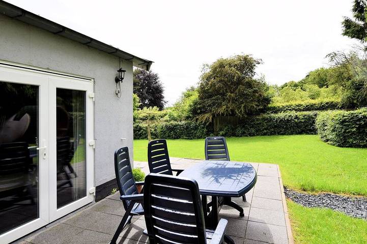 Location de vacances pour 4 personnes, avec Jacuzzi et Terrasse ainsi que Jardin et Sauna dans Rogery