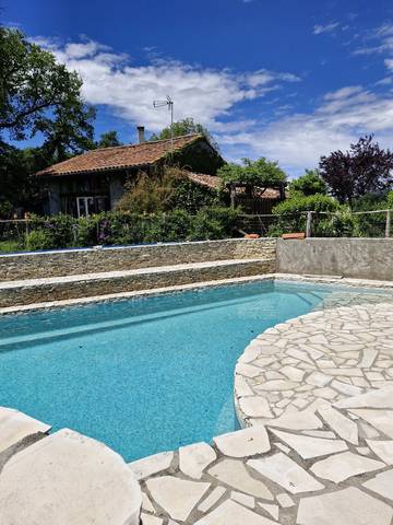 Gîte pour 6 personnes, avec piscine et jardin ainsi que terrasse et jacuzzi dans l' Ariège
