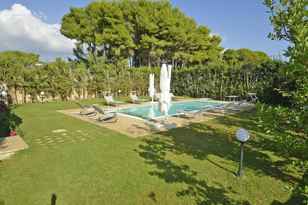 Villetta Iaculizzi with swimming pool in Salve, Golfo de Tarento