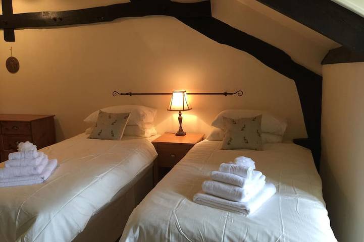 Large converted barn, Sleeps 16, Private pool, Close to river beach in Châtelus-le-Marcheix, Guéret region