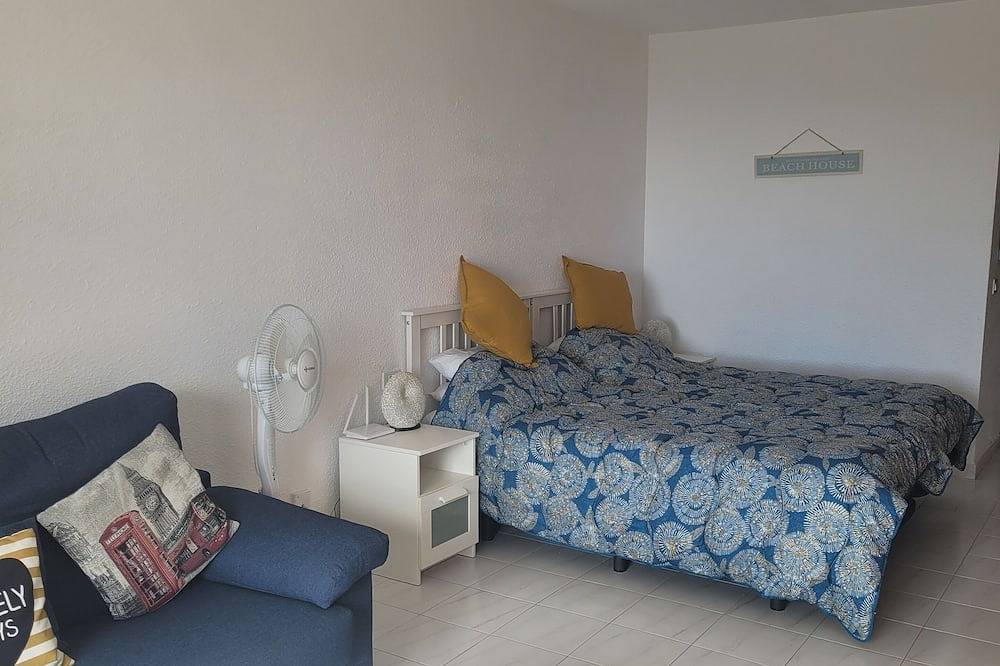 Entire apartment, Beautiful Studio Apartment with large South facing balcony & Amazing Sea Views in Los Cristianos, Arona