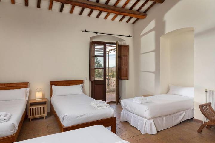 Location de vacances pour 28 personnes, avec terrasse et piscine ainsi que vue et jardin à Bordils - 3