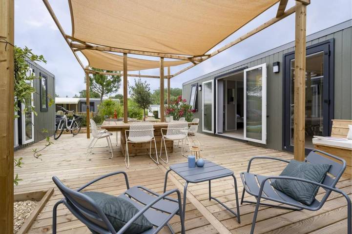 Camping pour 10 personnes, avec piscine et jardin