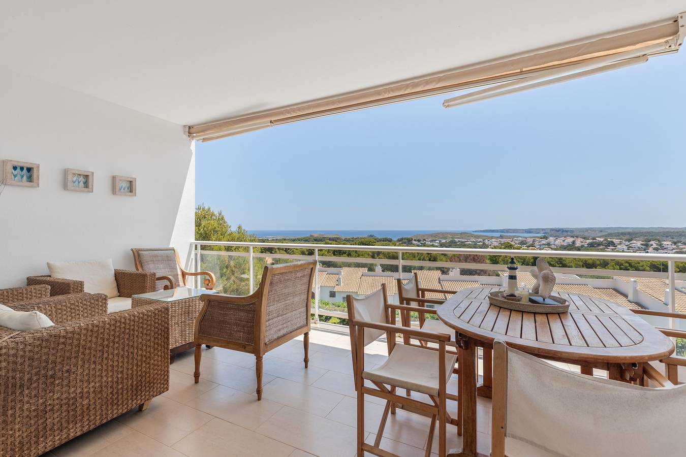 Apartamento entero, Apartamento 'Infinity View Menorca' con vistas al mar, piscina compartida y terraza privada in Coves Noves, Es Mercadal
