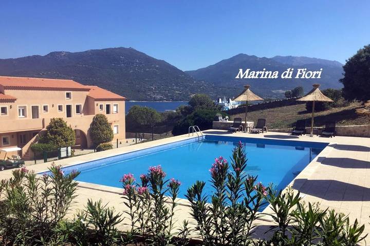 Appartement de vacances pour 4 personnes, avec vue ainsi que piscine et jardin