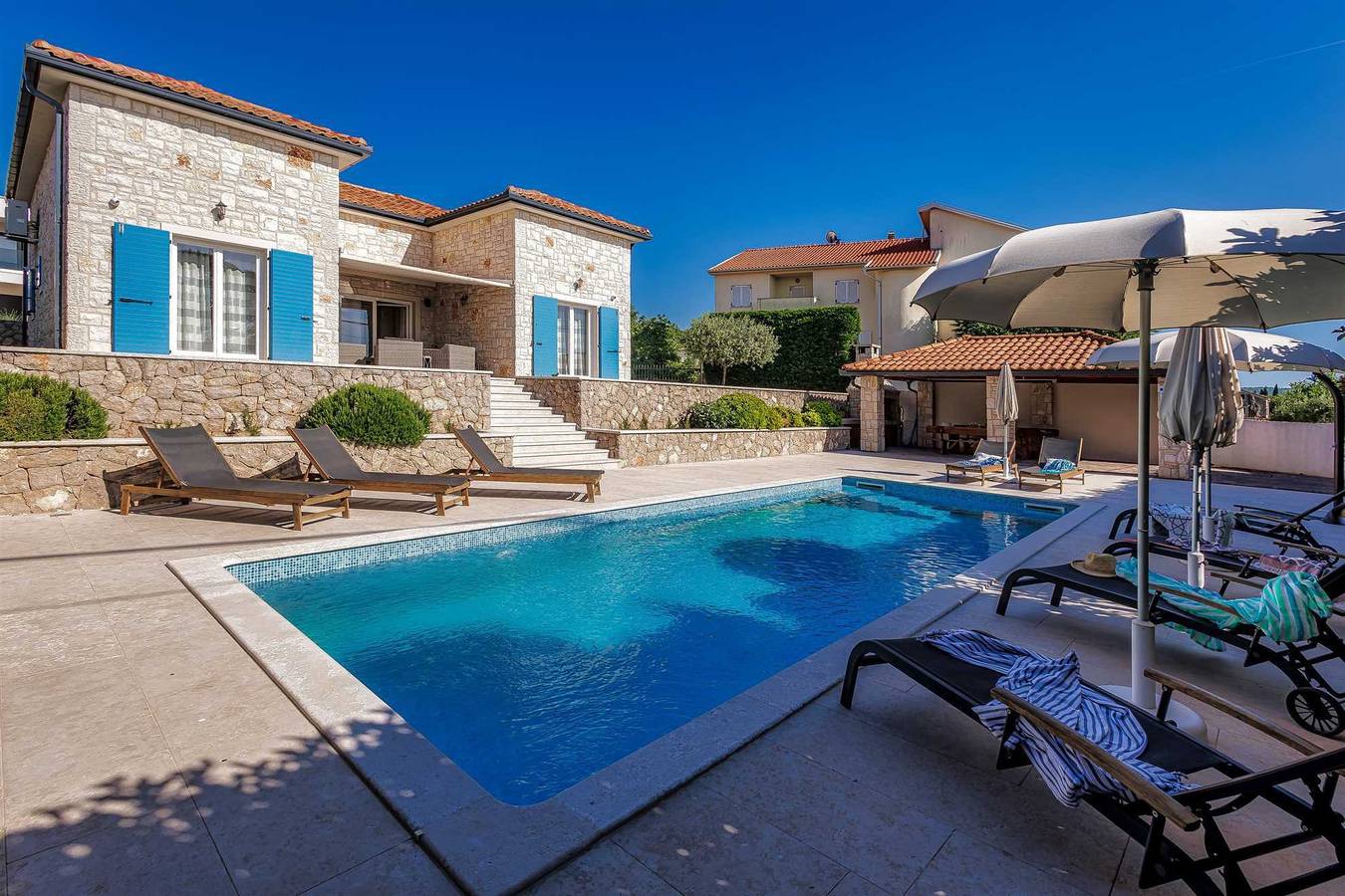 Villa Augusta mit einem geräumigen privaten Pool in Malinska-Dubašnica, Krk