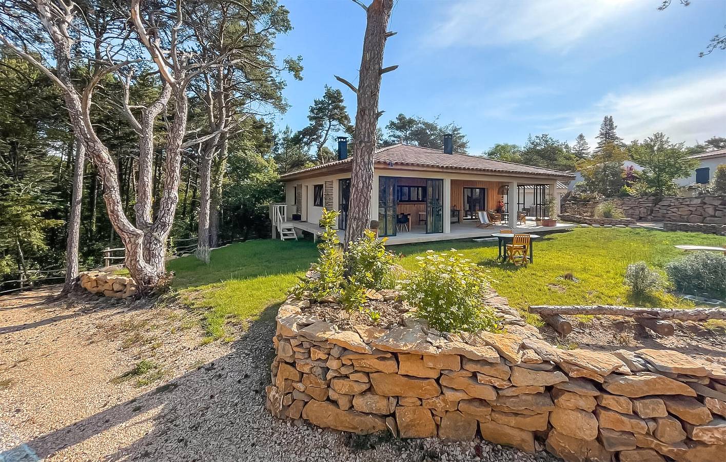 Appartement moderne de 2 chambres avec terrasse, à proximité des restaurants et du centre-ville in Plan-d'Aups-Sainte-Baume, Côte méditerranéenne (France)