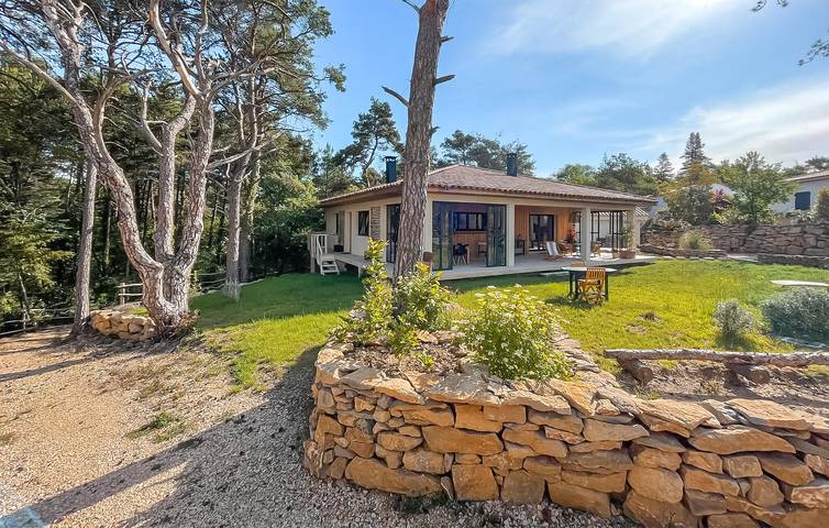 Location de vacances pour 6 personnes, avec terrasse ainsi que jardin et jacuzzi à Plan-d'Aups-Sainte-Baume