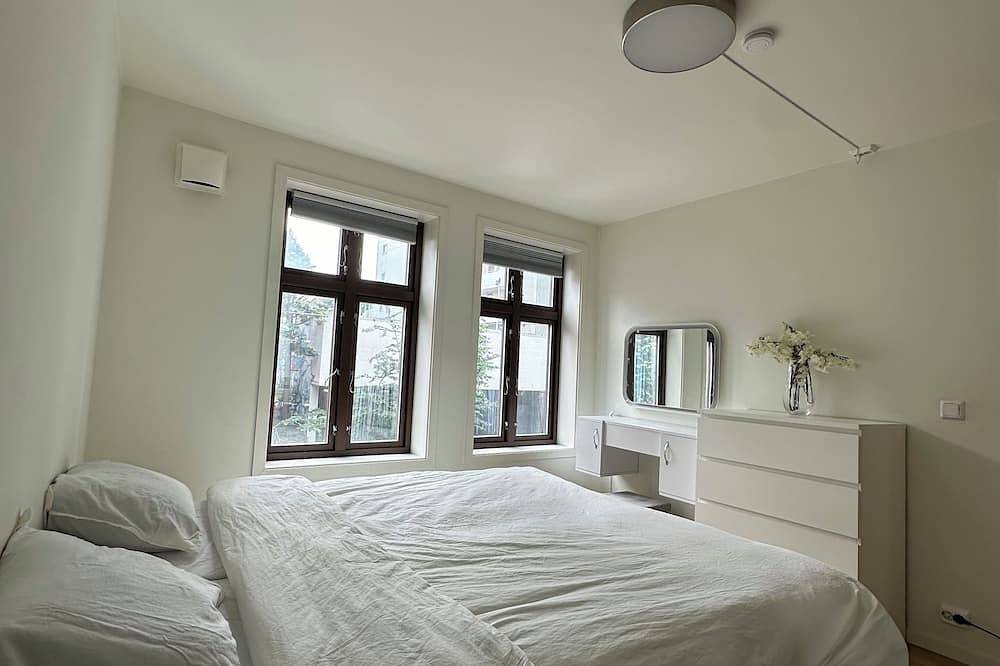 Entire apartment, Deluxe central 2 bedroom with view & underground garage in Storhaug, Stavanger