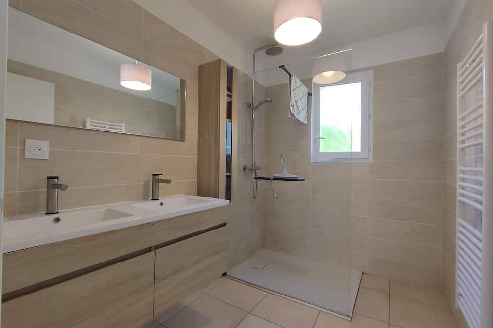 Villa en Provence avec piscine privée 10Km d'Avignon  Famille, soleil et détente in Sauveterre, Région de Nîmes