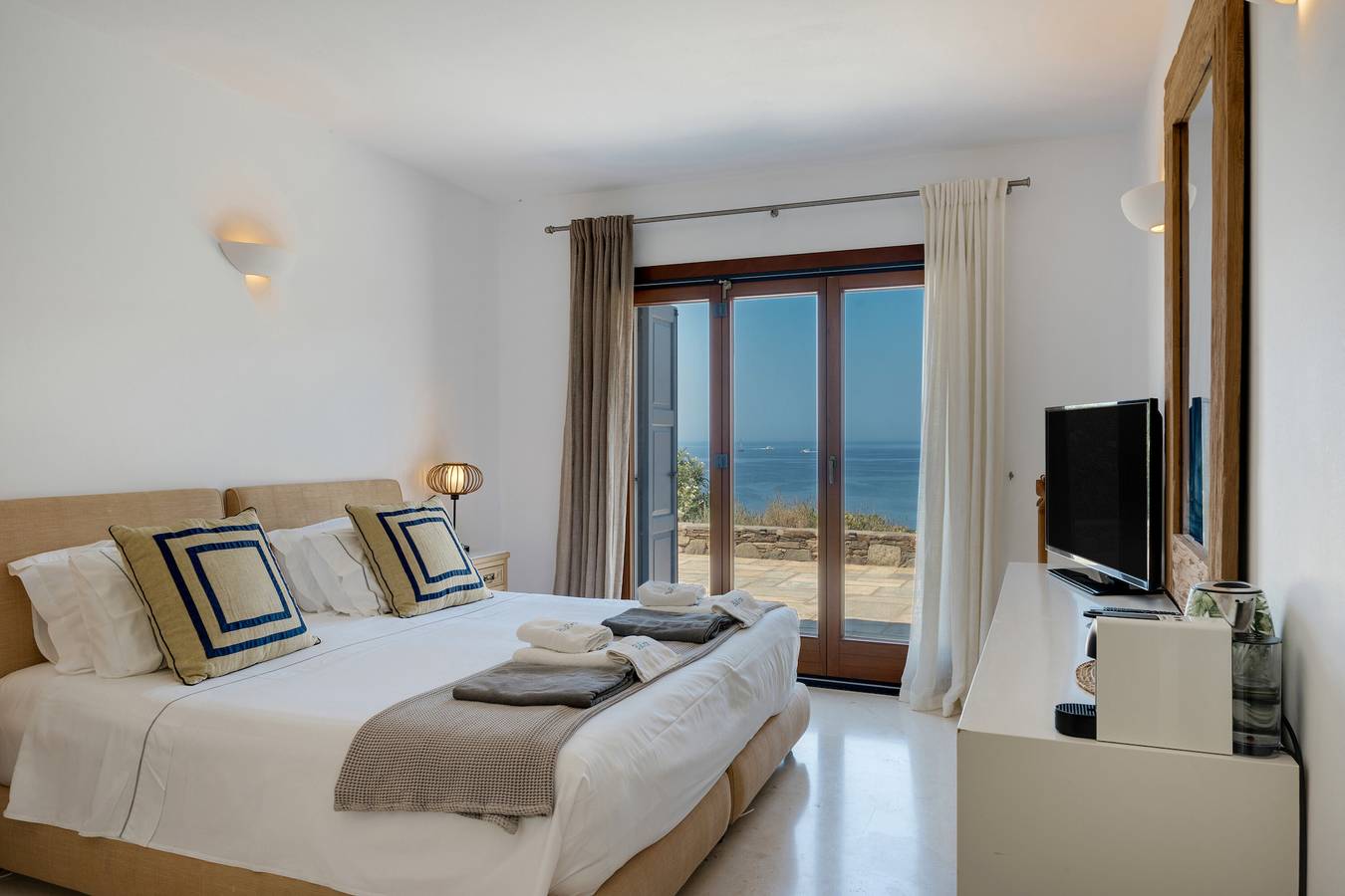 Ferienwohnung 'Blueros - Sand Suite' mit Meerblick, Wlan und Klimaanlage in Poseidonia, Syros