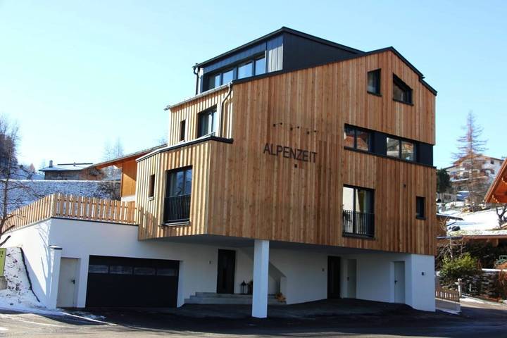 Ferienhaus für 12 Personen, mit Balkon und Terrasse sowie Garten und Ausblick in Ladis