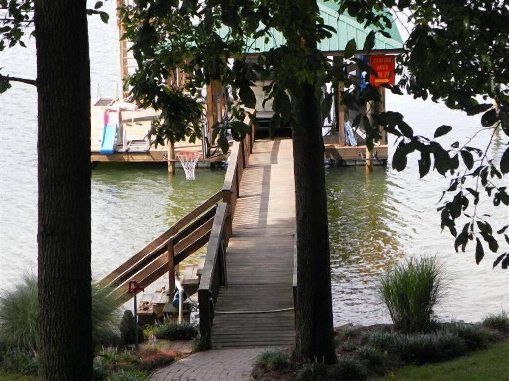 Lakefront Cottage mit großem Pier und 300 'von Waterfront. in Lake Norman