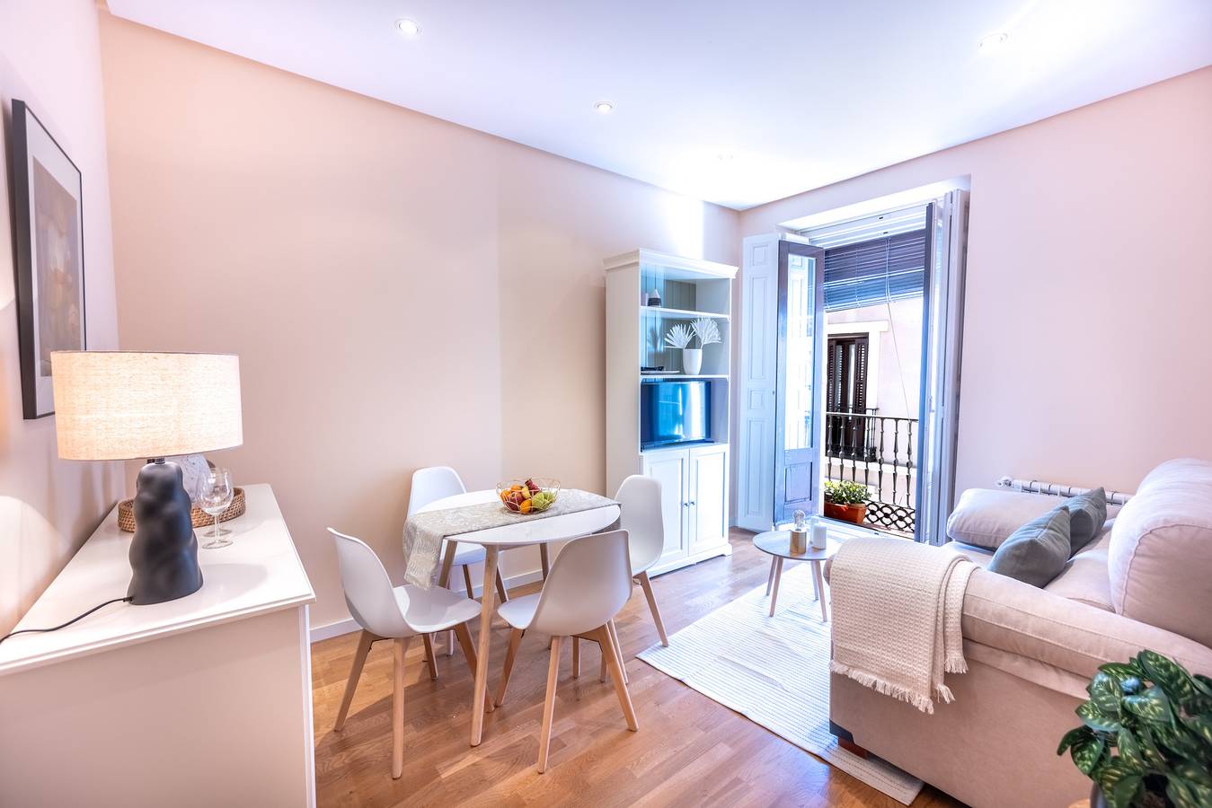 Entire apartment, M Ap. Hortaleza-Fuencarral in Centro (Madrid), Madrid