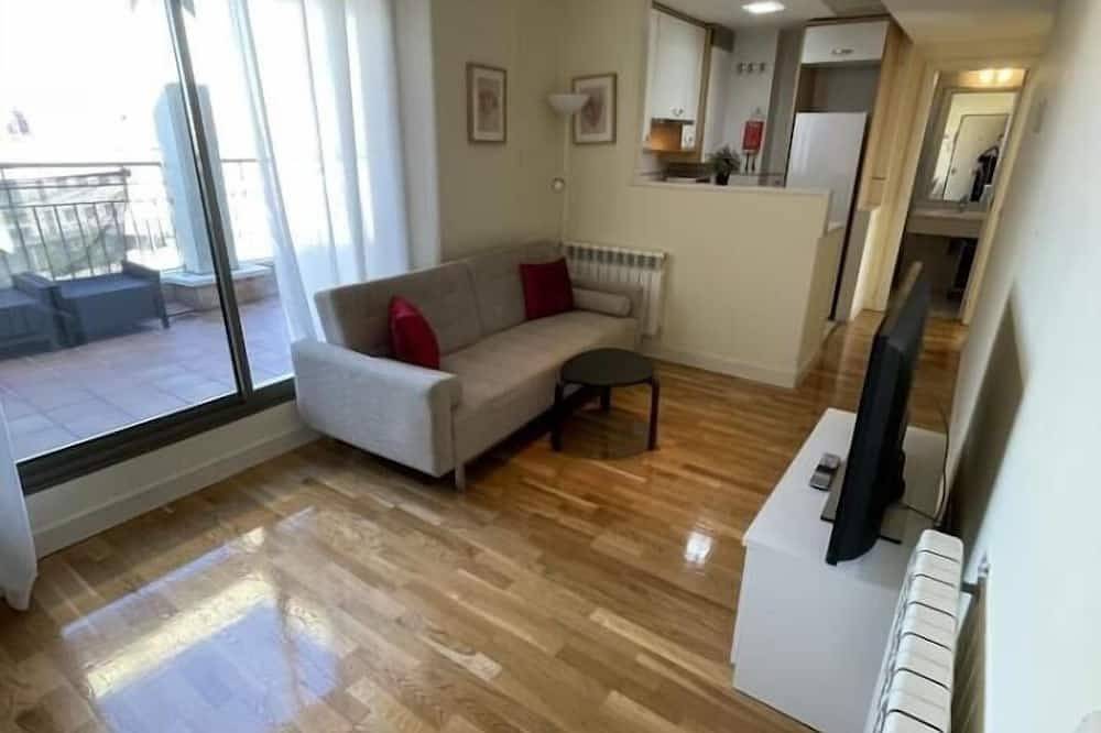 Entire apartment, Las Tablas - 1 Bedroom with sofa bed and terrace in Punto de Atención al Ciudadano, Madrid