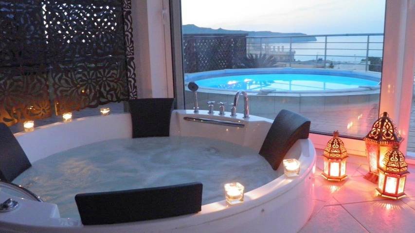 Ferienhaus für 8 Personen, mit Balkon und Whirlpool sowie Terrasse und Garten in Agia Marina