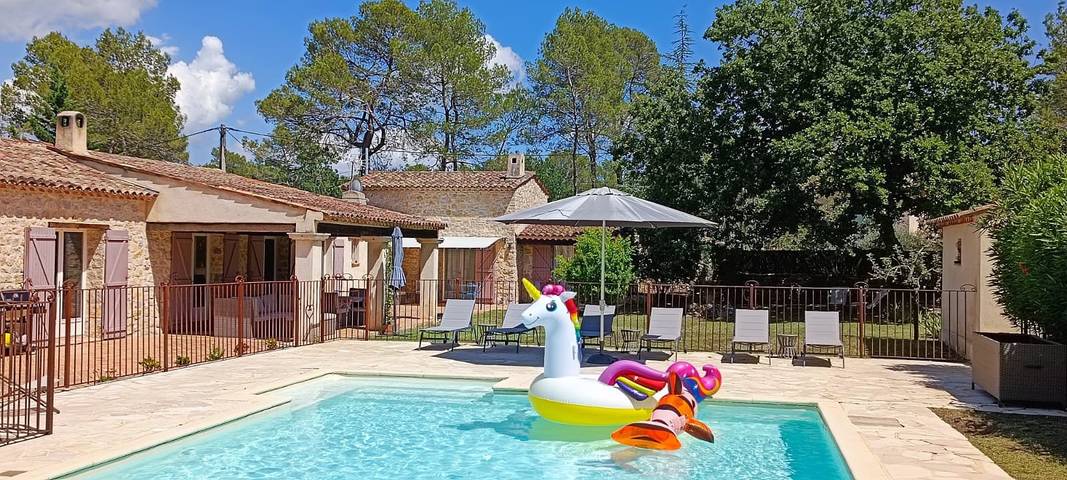 Chambre pour 3 personnes, avec jardin ainsi que terrasse et piscine