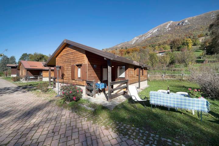 Casa vacanze "Casa Genziana" con vista sulle montagne, Wi-Fi e giardino in Comune di Barzio, Prealpi Bergamasche Occidentali