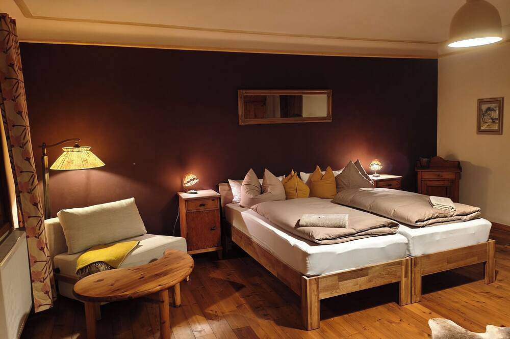 Ganze Wohnung, Ferienwohnung Künstlerbude, 2 Schlafzimmer, Balkon, Gartenblick, Sauna in Greiz, Region Greiz