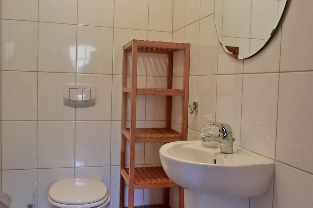 Ganze Wohnung, 2-Zimmer-Ferienwohnung für 4 Personen im Erdgeschoss im Wlan - Nh in Neu Hirschburg, Ribnitz-Damgarten