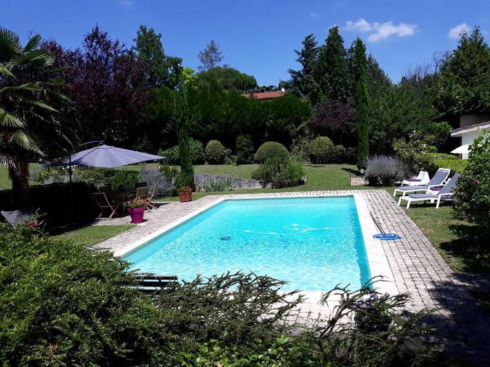 Location de vacances pour 3 personnes, avec Terrasse ainsi que Jardin et Piscine à Collonges-au-Mont-d'Or