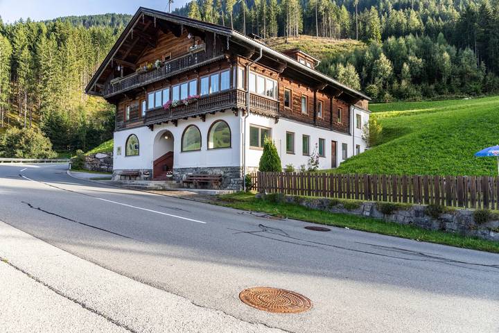 Dz Zirbennest mit grandiosem Ausblick und eigenem Etagenbad in Hainzenberg, Zillertaler Alpen