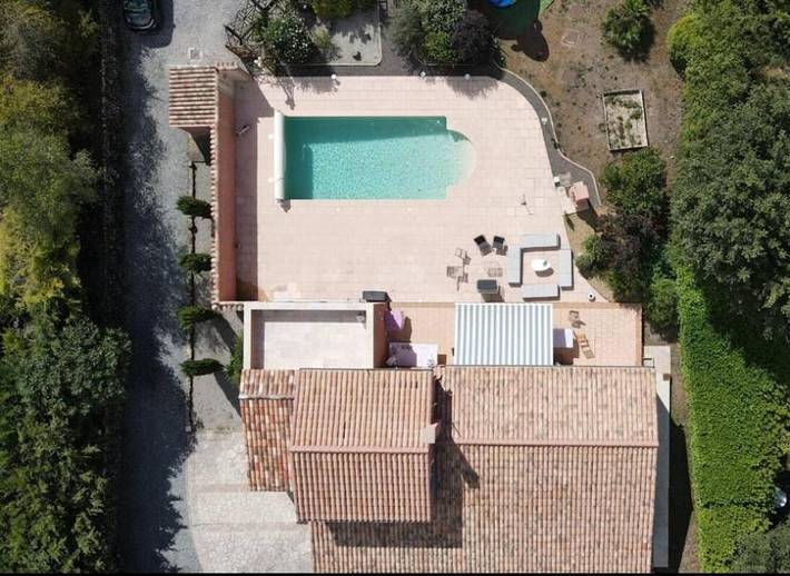 Location de vacances pour 5 personnes, avec jardin ainsi que vue et piscine, adapté aux familles à Châteaudouble - 2