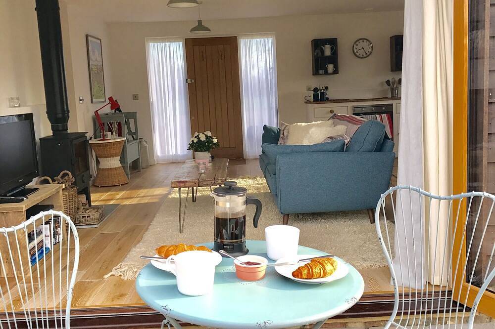 Romantic retreat in the hop fields of Kent, with great sightseeing in Tenterden, Ashford region