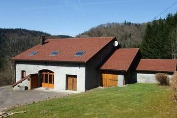 Gîte pour 9 personnes, avec jardin à Servance