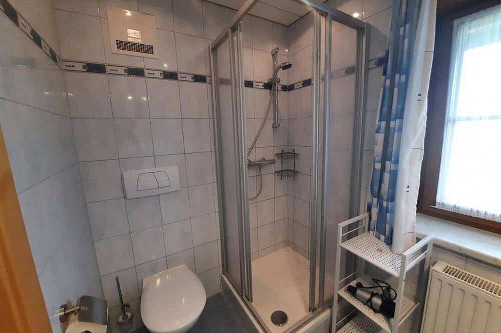 Doppelzimmer, Dusche, Wc, Bergseite - Pension Hecher in Feldkirchen in Kärnten, Bezirk Feldkirchen