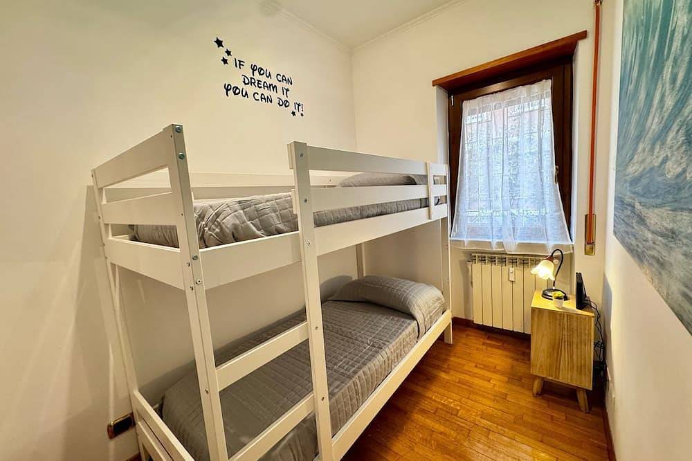 Entire apartment, Vacation House In Ostia Levante With 6 Beds - Adjacent Lido Nord Station in Ostia, Rome