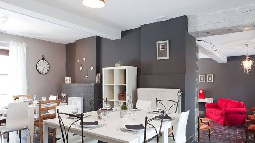 Location de vacances pour 10 personnes, avec jardin à Onhaye - 2