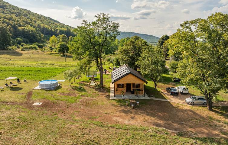 Charmante Ferienwohnung mit Pool in der Nähe des Flusses Korana – WLAN, Parkplatz und Terrasse in Smoljanac, Lika-Senj